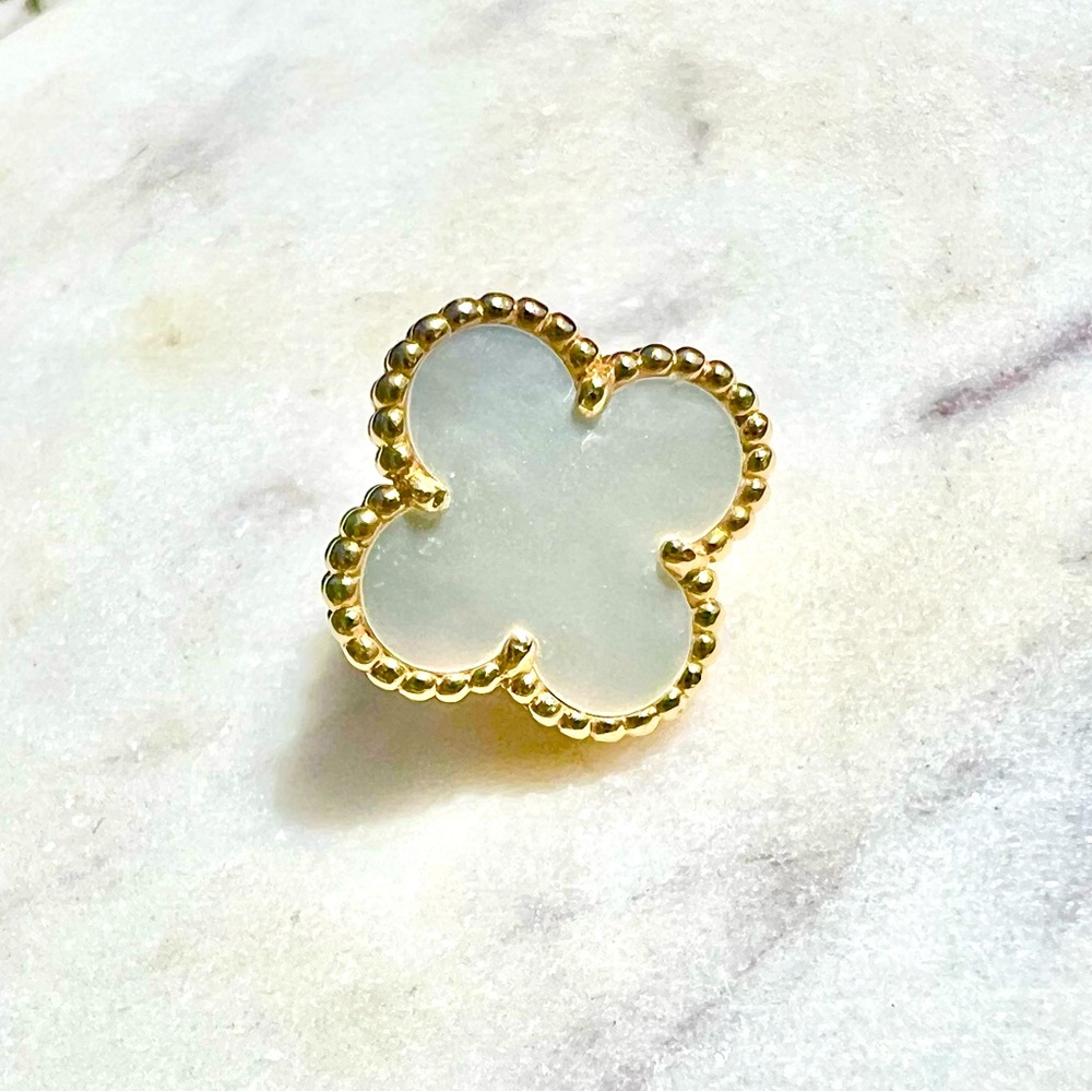 One Vintage Alhambra MOP earring in 18K yellow gold